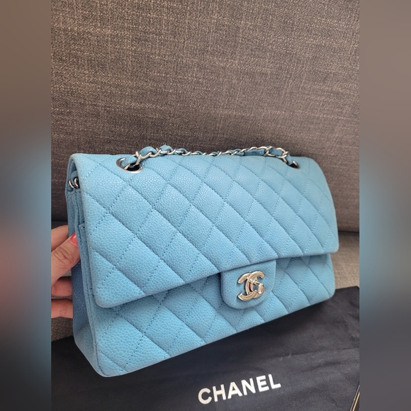 Chanel medium flap in caviar - Picture 2 of 13